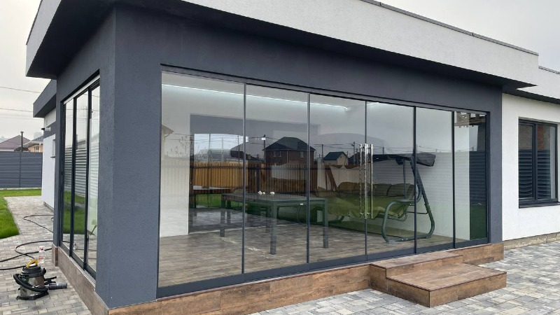 О системе безрамного (раздвижного) остекления LLYMAR