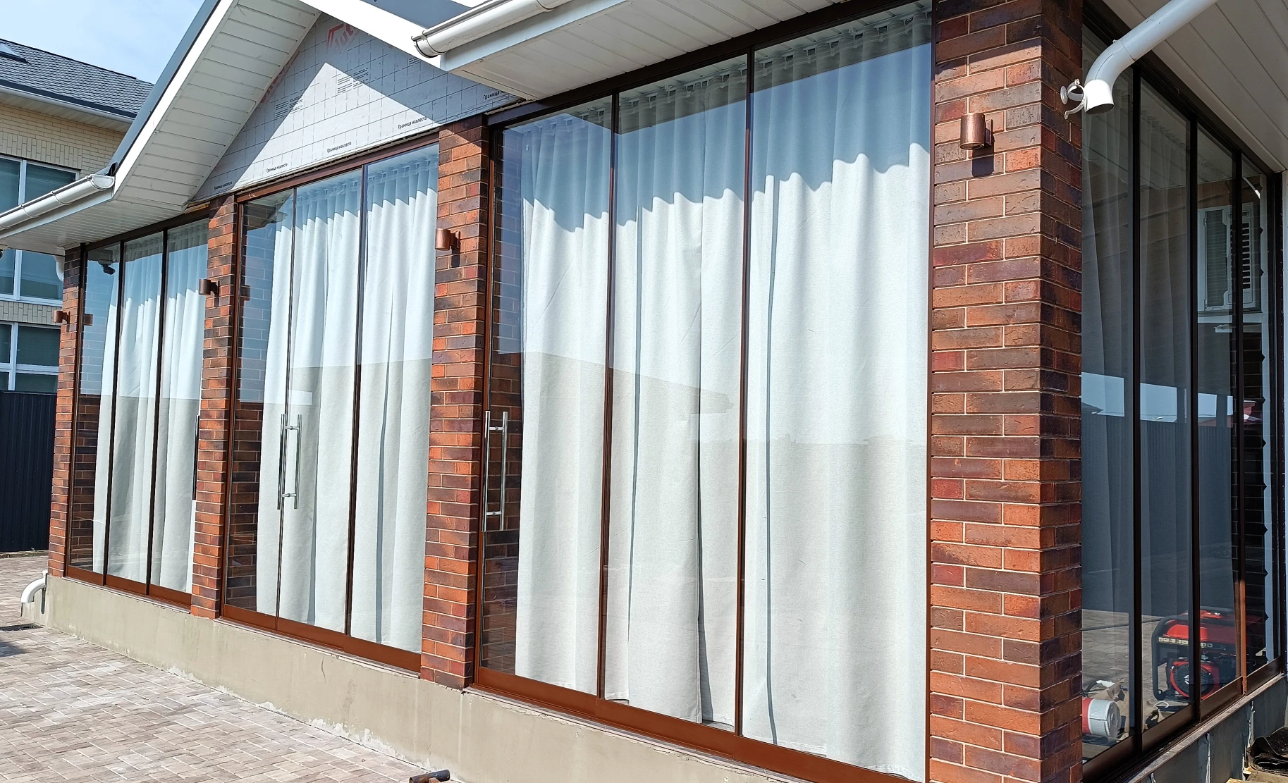 На что надо обратить внимание при выборе безрамного остекления?