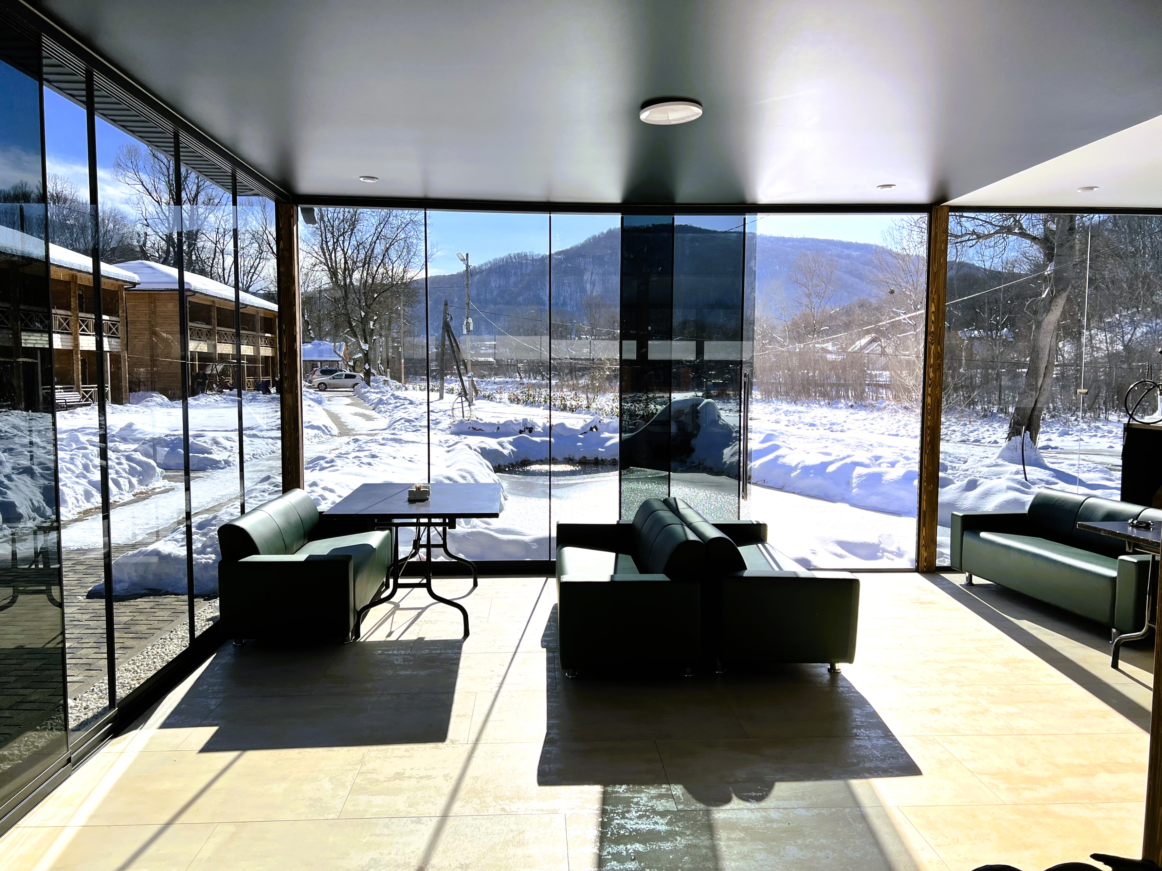 Безрамное  раздвижное остекление ресторана