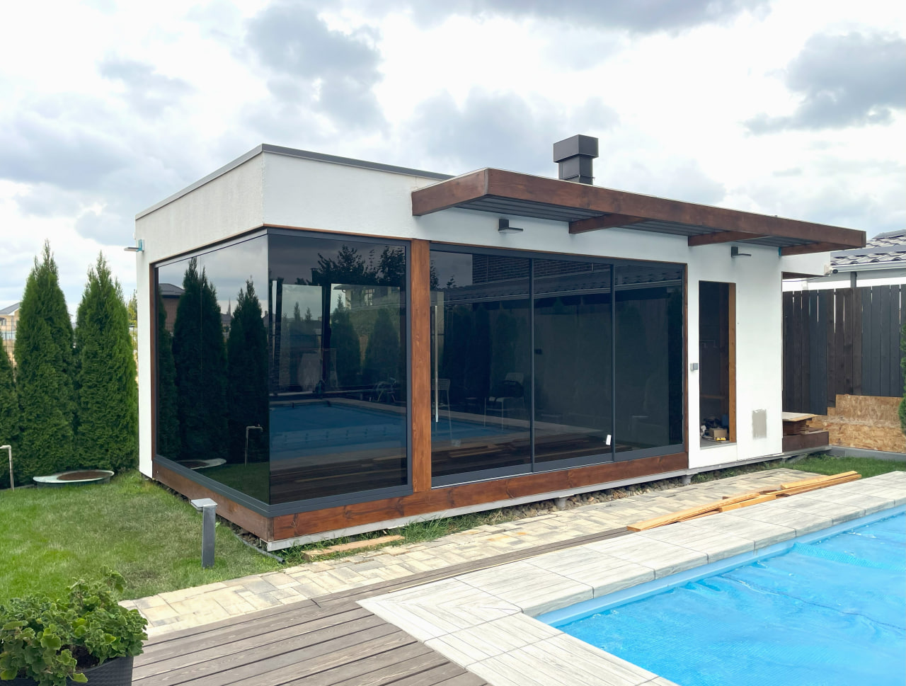 Безрамное остекление беседки