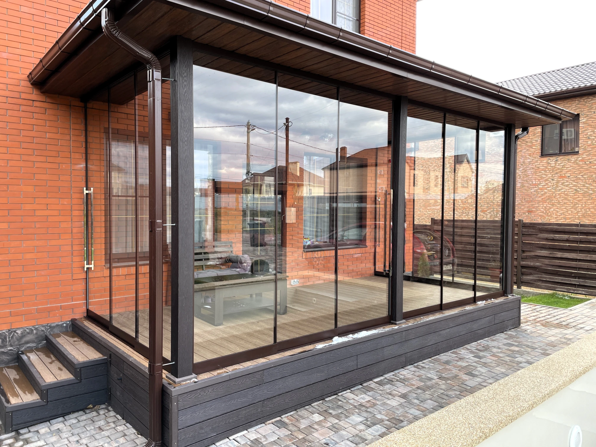 Безрамное раздвижное остекление террасы