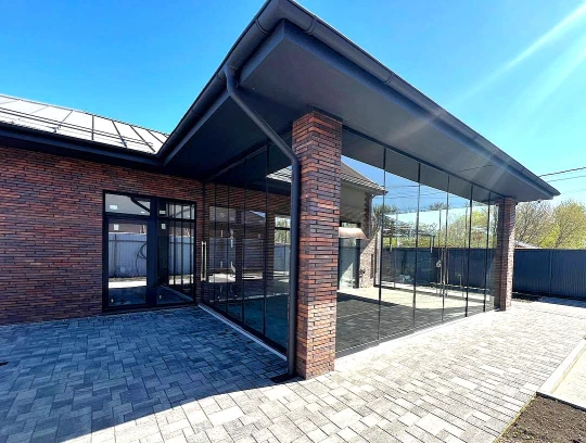 Безрамное раздвижное остекление веранды