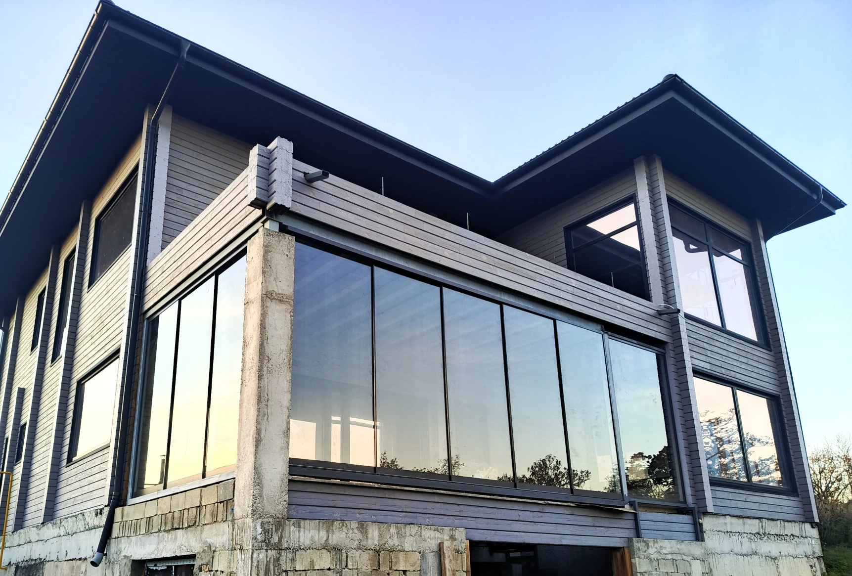 Безрамное остекление террасы